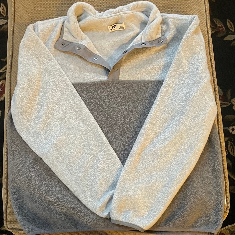 LIV Outdoors Men's Gray Crewneck Sweater